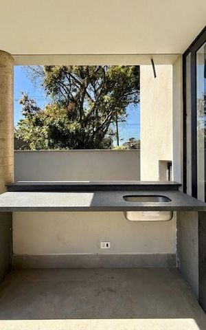 Casa de condomínio à venda com 466m², 4 quartos e 4 vagas Casa de condomínio à venda com 466m², 4 quartos e 4 vagasVaranda