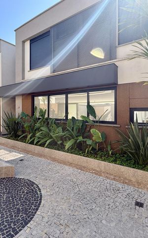 Casa de condomínio à venda com 466m², 4 quartos e 4 vagas Casa de condomínio à venda com 466m², 4 quartos e 4 vagasFachada Casa