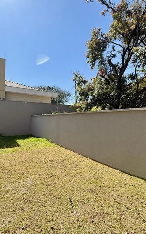 Casa de condomínio à venda com 466m², 4 quartos e 4 vagas Casa de condomínio à venda com 466m², 4 quartos e 4 vagasVaranda/Quintal