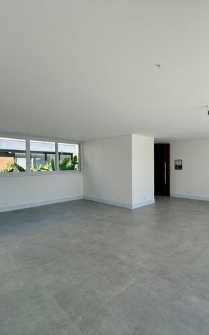 Casa de condomínio à venda com 466m², 4 quartos e 4 vagas Casa de condomínio à venda com 466m², 4 quartos e 4 vagasSala