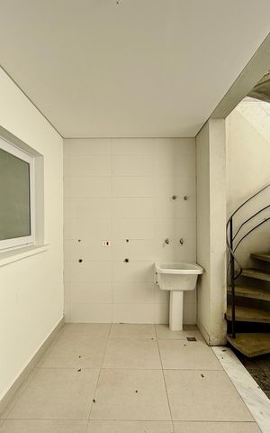 Casa de condomínio à venda com 466m², 4 quartos e 4 vagas Casa de condomínio à venda com 466m², 4 quartos e 4 vagasÁrea de Serviço