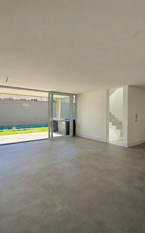 Casa de condomínio à venda com 466m², 4 quartos e 4 vagas Casa de condomínio à venda com 466m², 4 quartos e 4 vagasSala