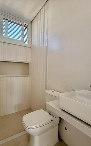 Casa de condomínio à venda com 466m², 4 quartos e 4 vagas Casa de condomínio à venda com 466m², 4 quartos e 4 vagasBanheiro Suíte 4