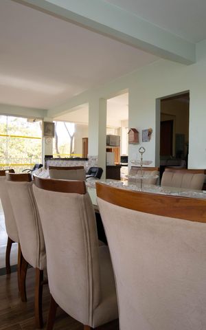 Casa de condomínio à venda com 375m², 4 quartos e 6 vagasSala