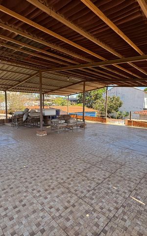 Casa à venda com 400m², 4 quartos e 5 vagas Casa à venda com 400m², 4 quartos e 5 vagasVaranda