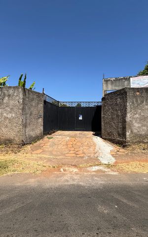 Casa à venda com 400m², 4 quartos e 5 vagas Casa à venda com 400m², 4 quartos e 5 vagasFachada