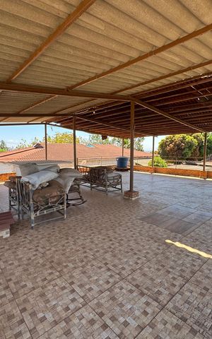 Casa à venda com 400m², 4 quartos e 5 vagas Casa à venda com 400m², 4 quartos e 5 vagasVaranda