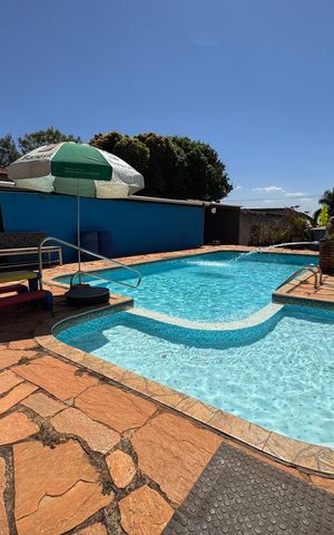 Casa à venda com 400m², 4 quartos e 5 vagas Casa à venda com 400m², 4 quartos e 5 vagasÁrea comum - Piscina