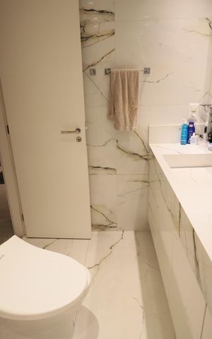 Apartamento à venda com 212m², 3 quartos e 4 vagasBanheiro da Suíte 1