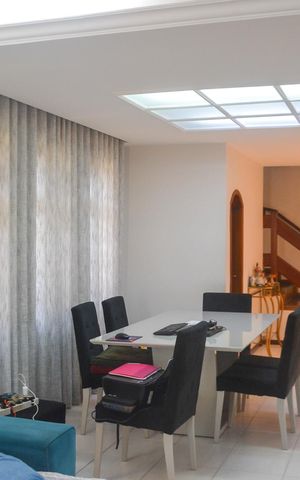 Casa à venda com 270m², 2 quartos e 4 vagasSala