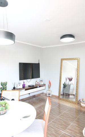 Casa à venda com 300m², 4 quartos e 10 vagas Casa à venda com 300m², 4 quartos e 10 vagasSala