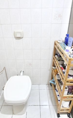 Casa à venda com 300m², 4 quartos e 10 vagas Casa à venda com 300m², 4 quartos e 10 vagasBanheiro 1