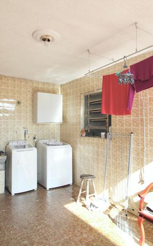 Casa à venda com 300m², 4 quartos e 10 vagas Casa à venda com 300m², 4 quartos e 10 vagasÁrea de Serviço