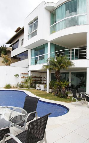 Casa à venda com 650m², 4 quartos e 3 vagasPiscina