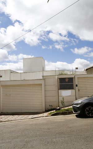 Casa à venda com 650m², 4 quartos e 3 vagasFachada