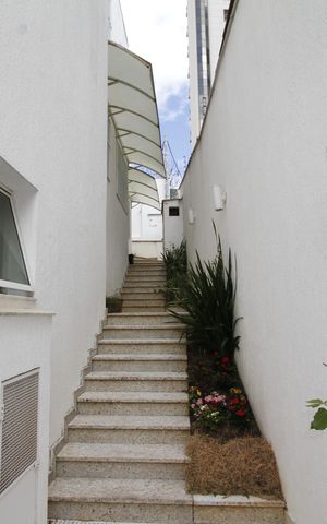 Casa à venda com 650m², 4 quartos e 3 vagasEscada