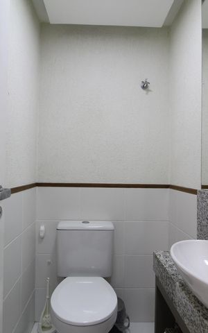 Casa de condomínio à venda com 163m², 4 quartos e 2 vagasLavabo
