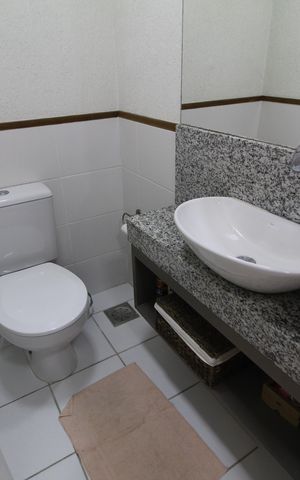 Casa de condomínio à venda com 163m², 4 quartos e 2 vagasLavabo