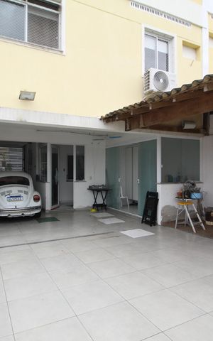 Casa de condomínio à venda com 163m², 4 quartos e 2 vagasÁrea Externa