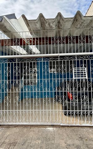 Casa à venda com 150m², 2 quartos e 2 vagas Casa à venda com 150m², 2 quartos e 2 vagasFachada