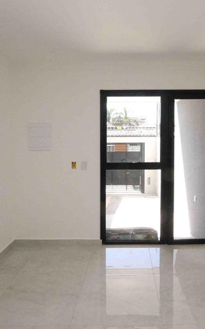 Casa à venda com 104m², 3 quartos e 2 vagas Casa à venda com 104m², 3 quartos e 2 vagasSala