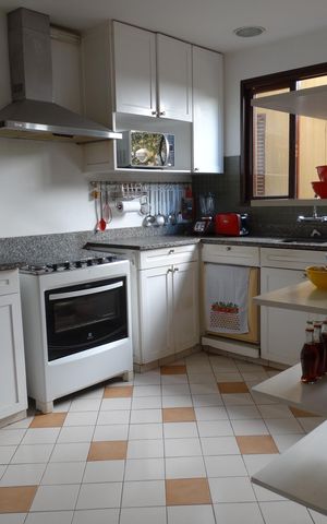 Casa à venda com 310m², 4 quartos e 1 vaga Casa à venda com 310m², 4 quartos e 1 vagaCozinha