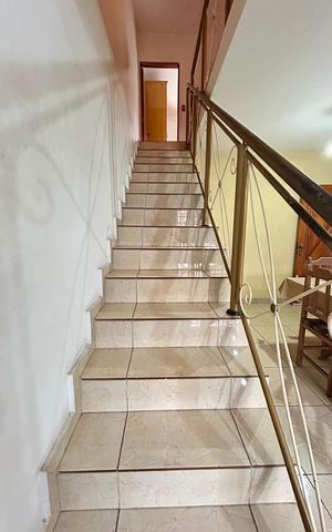 Casa à venda com 120m², 3 quartos e 2 vagasEscada