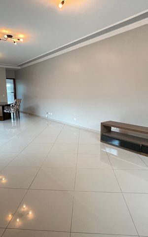 Casa à venda com 240m², 3 quartos e 8 vagas Casa à venda com 240m², 3 quartos e 8 vagasSala