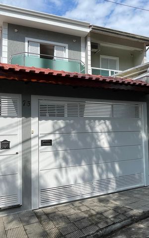 Casa à venda com 240m², 3 quartos e 8 vagas Casa à venda com 240m², 3 quartos e 8 vagasFachada