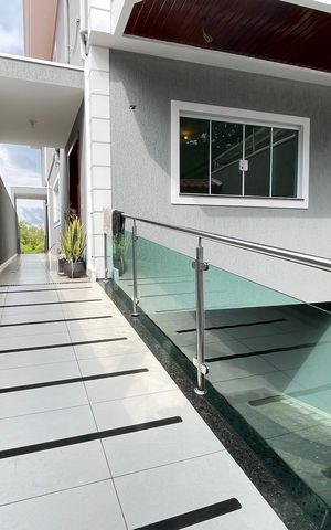 Casa à venda com 240m², 3 quartos e 8 vagas Casa à venda com 240m², 3 quartos e 8 vagasFachada