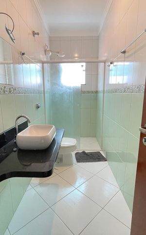 Casa à venda com 240m², 3 quartos e 8 vagas Casa à venda com 240m², 3 quartos e 8 vagasBanheiro 3