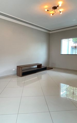 Casa à venda com 240m², 3 quartos e 8 vagas Casa à venda com 240m², 3 quartos e 8 vagasSala