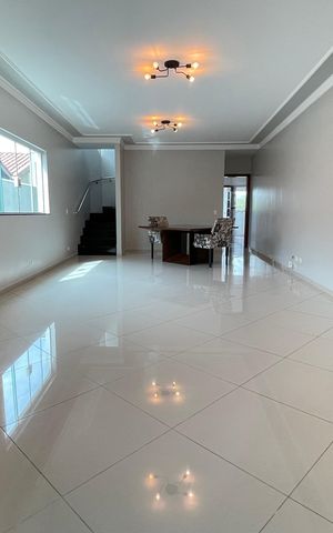 Casa à venda com 240m², 3 quartos e 8 vagas Casa à venda com 240m², 3 quartos e 8 vagasSala