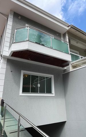 Casa à venda com 240m², 3 quartos e 8 vagas Casa à venda com 240m², 3 quartos e 8 vagasFachada