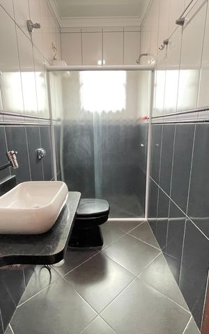 Casa à venda com 240m², 3 quartos e 8 vagas Casa à venda com 240m², 3 quartos e 8 vagasBanheiro 1