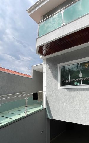 Casa à venda com 240m², 3 quartos e 8 vagas Casa à venda com 240m², 3 quartos e 8 vagasFachada