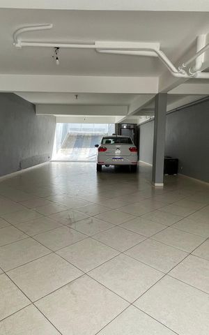 Casa à venda com 240m², 3 quartos e 8 vagas Casa à venda com 240m², 3 quartos e 8 vagasGaragem