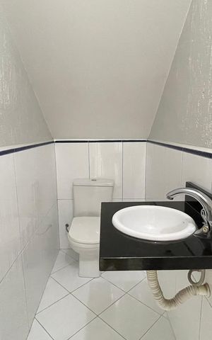 Casa à venda com 240m², 3 quartos e 8 vagas Casa à venda com 240m², 3 quartos e 8 vagasBanheiro 4