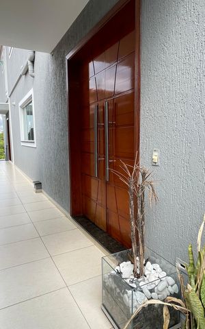 Casa à venda com 240m², 3 quartos e 8 vagas Casa à venda com 240m², 3 quartos e 8 vagascorredor lateral