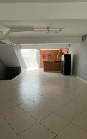 Casa à venda com 240m², 3 quartos e 8 vagas Casa à venda com 240m², 3 quartos e 8 vagasGaragem