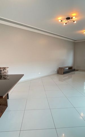 Casa à venda com 240m², 3 quartos e 8 vagas Casa à venda com 240m², 3 quartos e 8 vagasSala