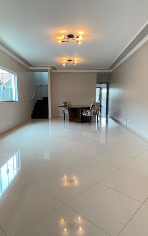 Casa à venda com 240m², 3 quartos e 8 vagas Casa à venda com 240m², 3 quartos e 8 vagasSala