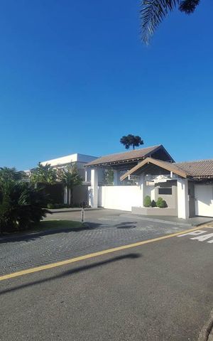 Casa de condomínio à venda com 637m², 4 quartos e 5 vagasÁrea externa