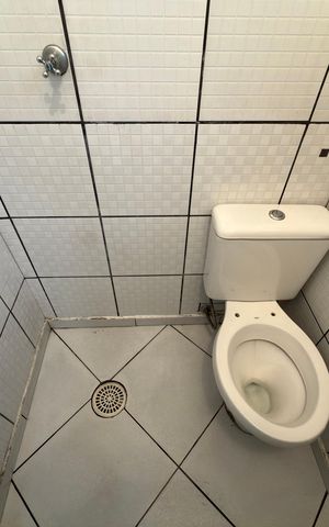 Casa à venda com 208m², 2 quartos e 2 vagasBanheiro de serviço