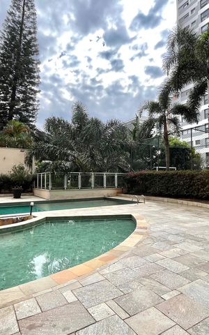 Apartamento à venda com 145m², 3 quartos e 4 vagas Apartamento à venda com 145m², 3 quartos e 4 vagasÁrea comum - Piscina