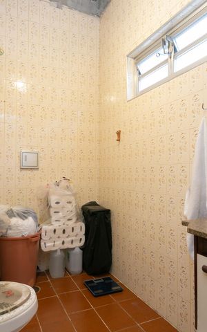 Casa à venda com 200m², 3 quartos e 2 vagas Casa à venda com 200m², 3 quartos e 2 vagasBanheiro social