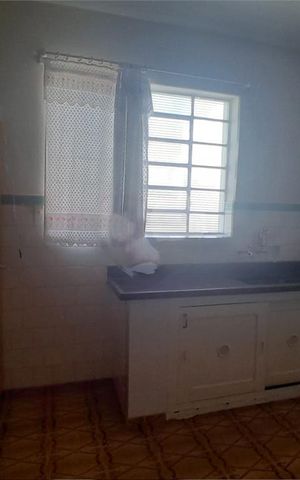 Casa à venda com 140m², 2 quartos e 6 vagas