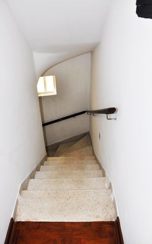 Casa para alugar com 150m², 5 quartos e 3 vagas Casa para alugar com 150m², 5 quartos e 3 vagasDetalhe - Escada interna