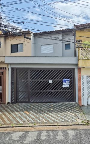Casa para alugar com 150m², 3 quartos e 1 vaga Casa para alugar com 150m², 3 quartos e 1 vagaFachada