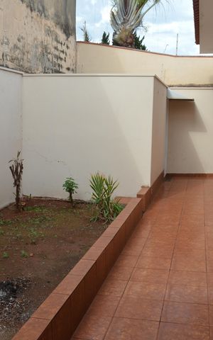 Casa para alugar com 200m², 3 quartos e 5 vagasQuintal